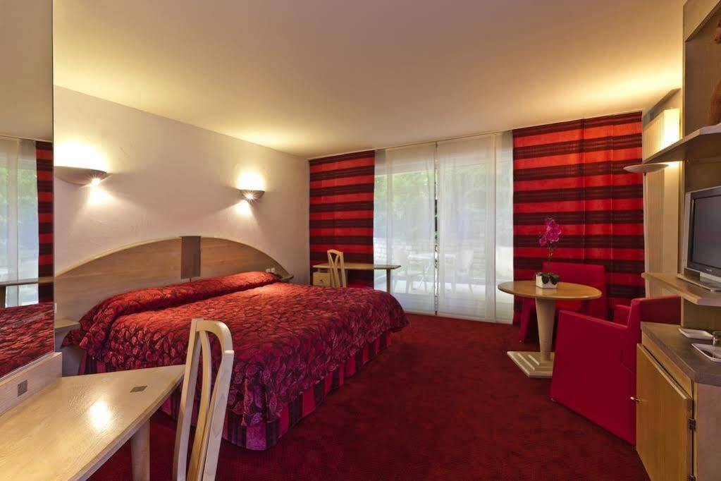 Logis Hotel Parenthese, Restaurant & Spa Chille Kültér fotó
